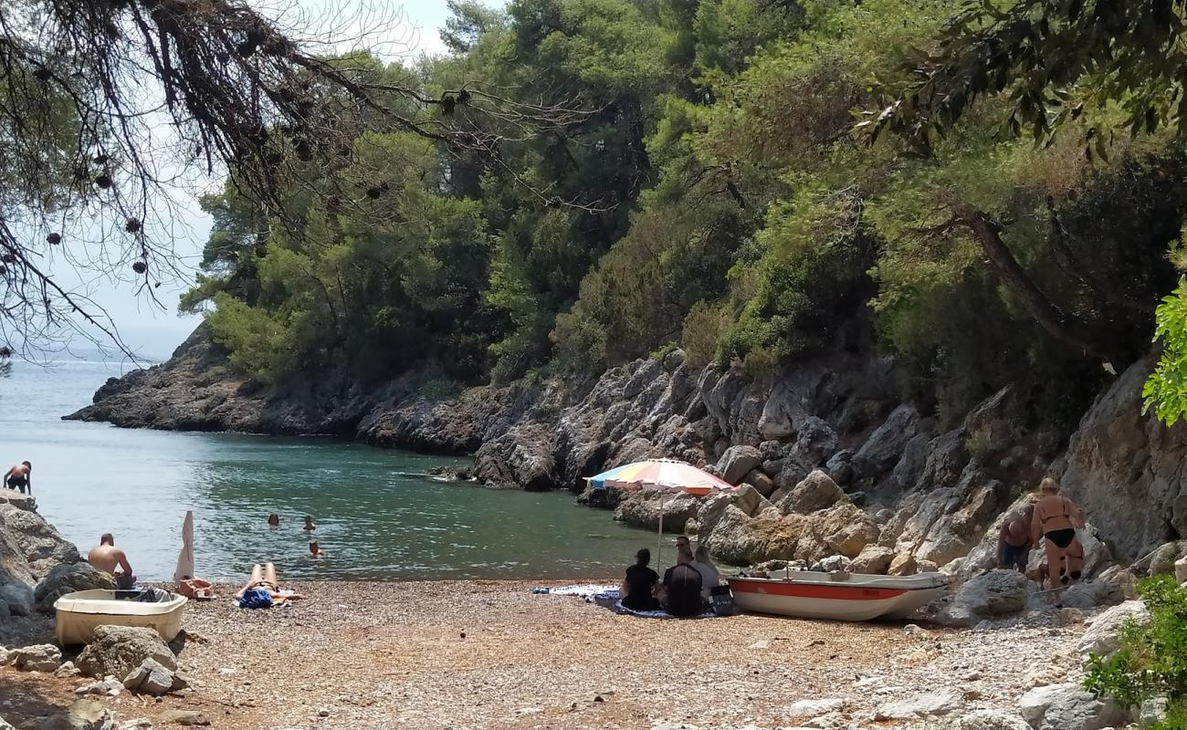 Foto af Agkali secret beach med brun fin sten overflade