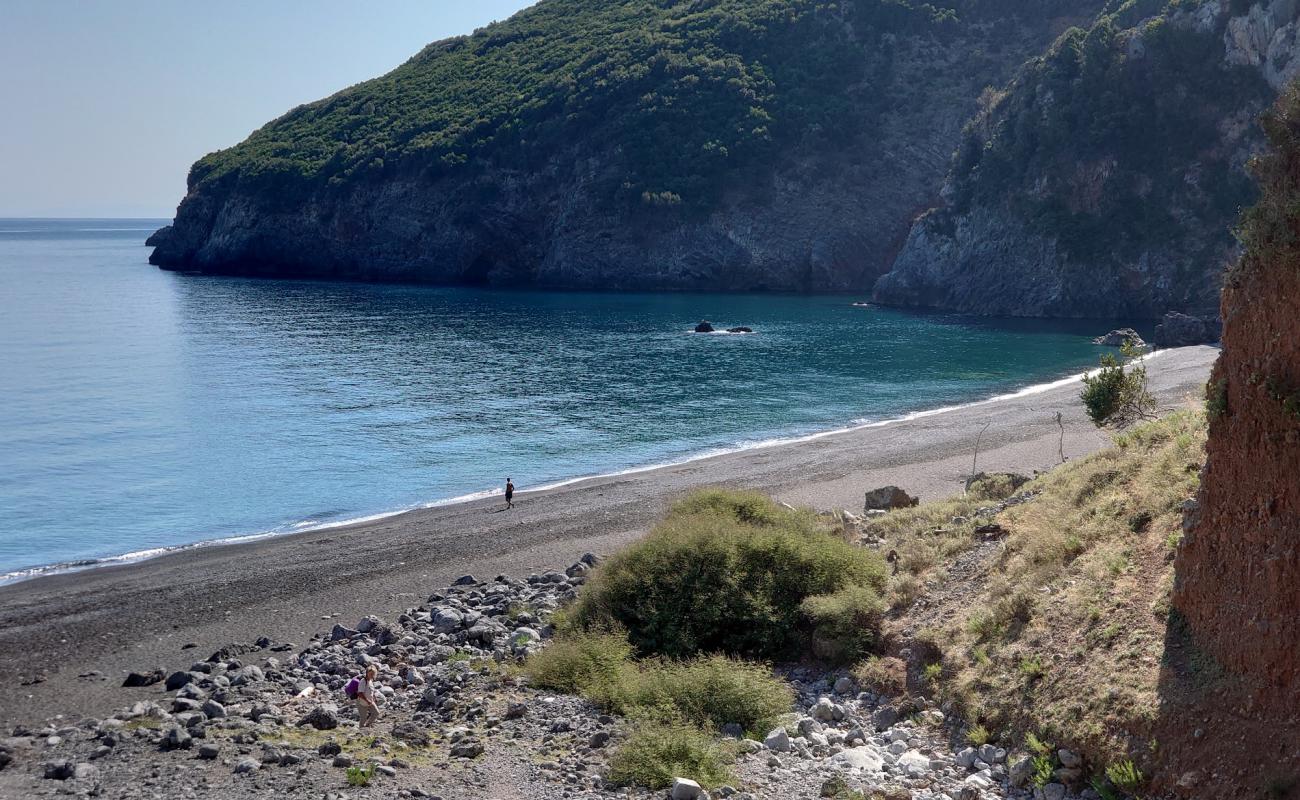 Foto af Vouvali Strand med gråt sand og småsten overflade