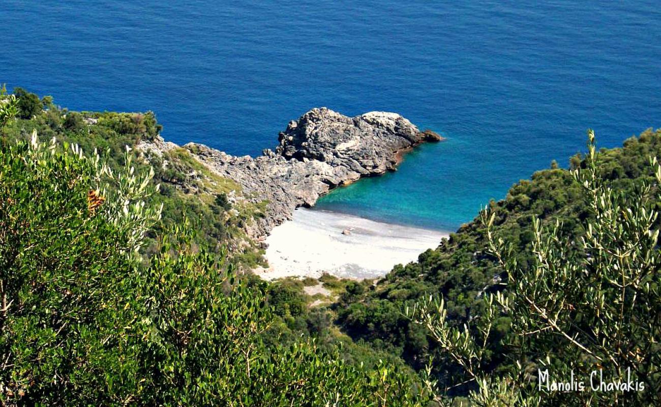 Foto af Chalatzas beach med grå fin sten overflade