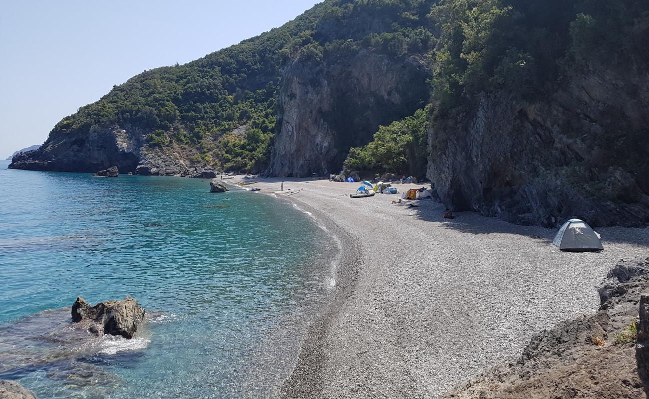 Foto af Damianos Strand med grå fin sten overflade