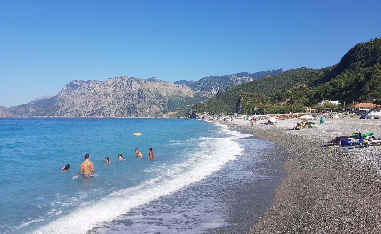 Foto af Chiliadou beach med grå fin sten overflade