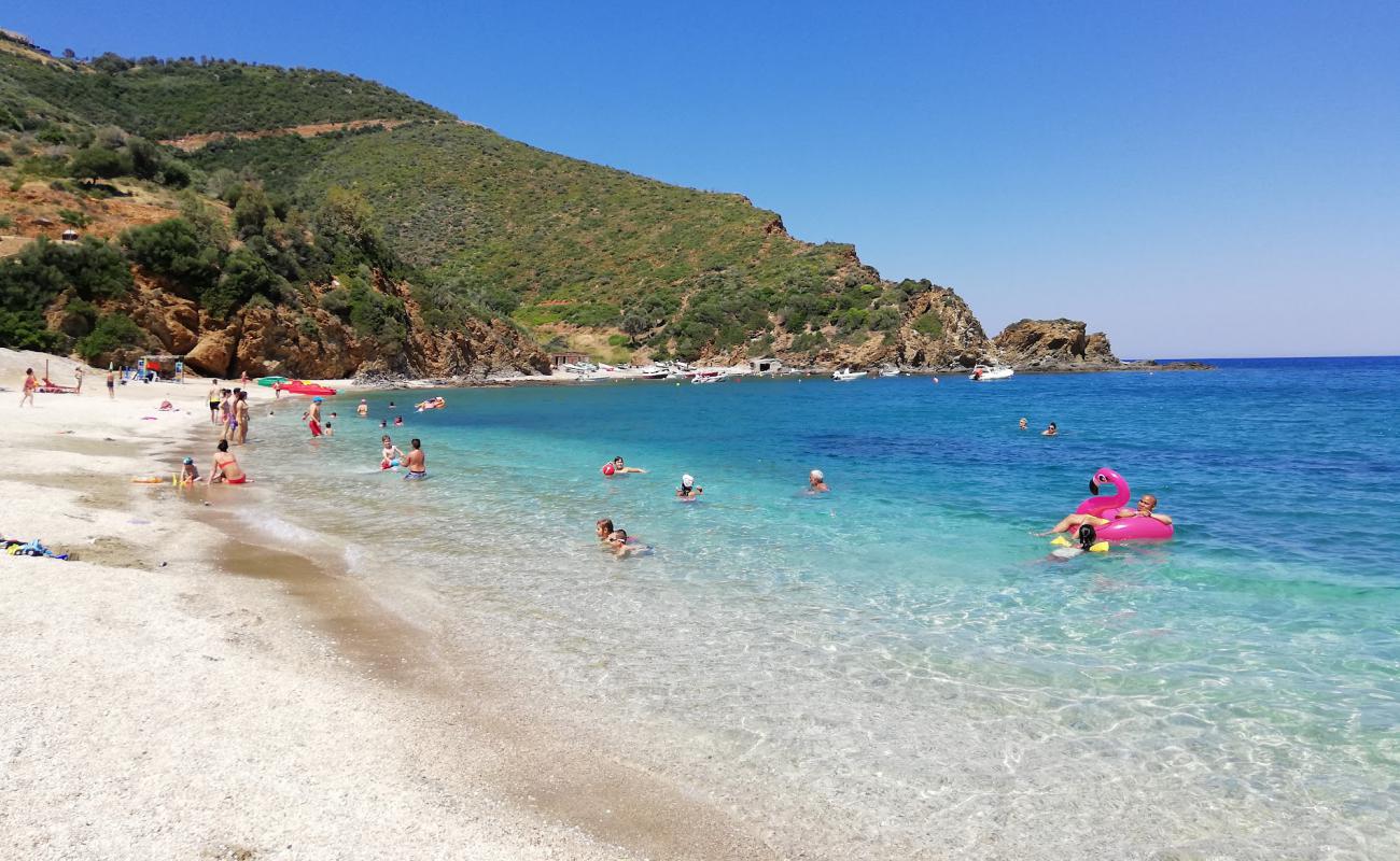 Foto af Kalamos beach med lys skaldesand overflade