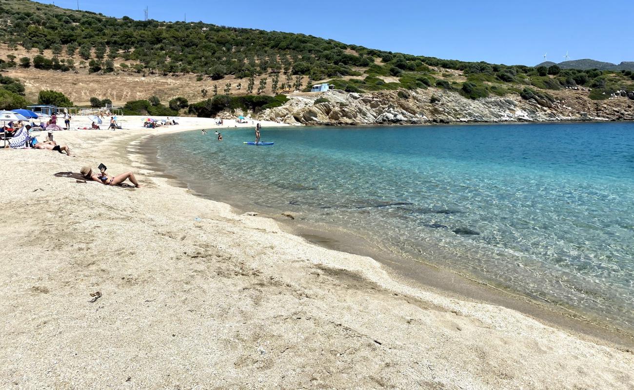 Foto af Cheromylos beach med hvidt muslingesand overflade