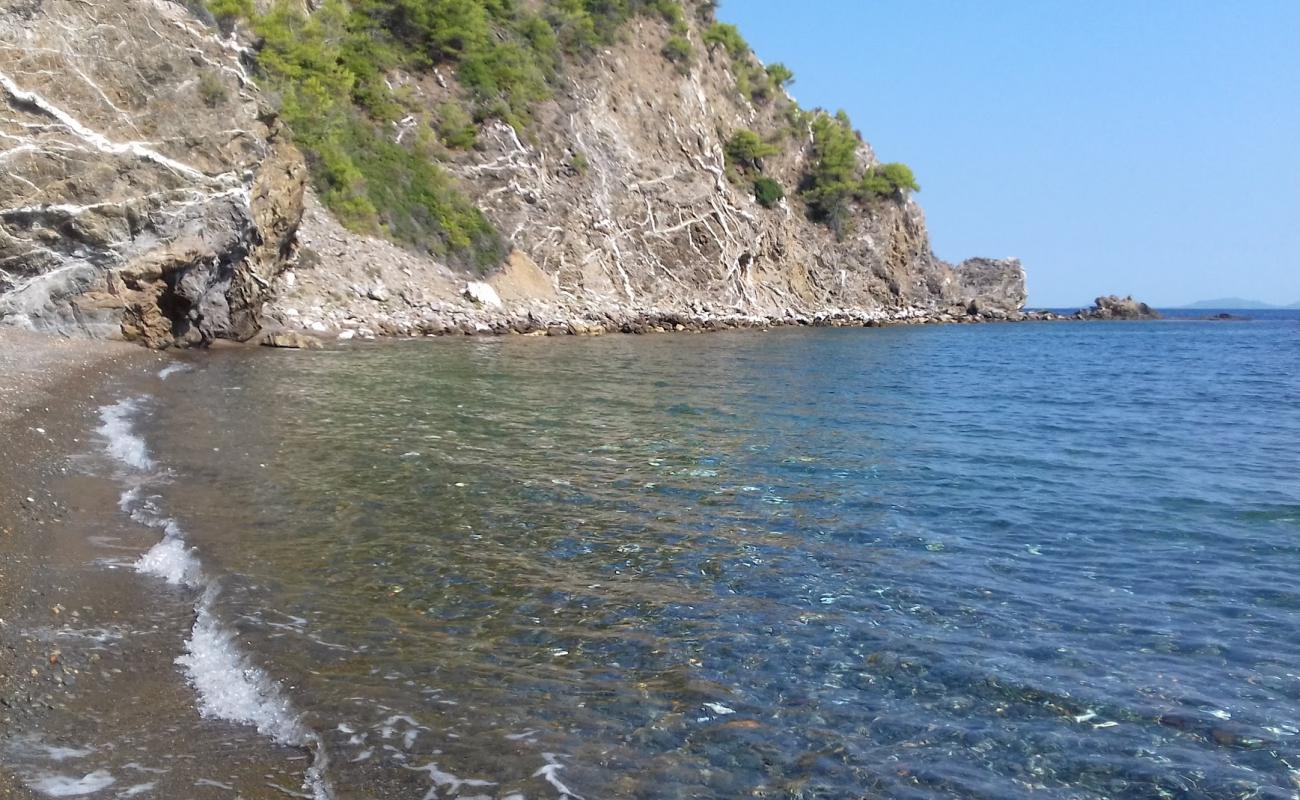 Foto af Limenarui beach med gråt sand og småsten overflade