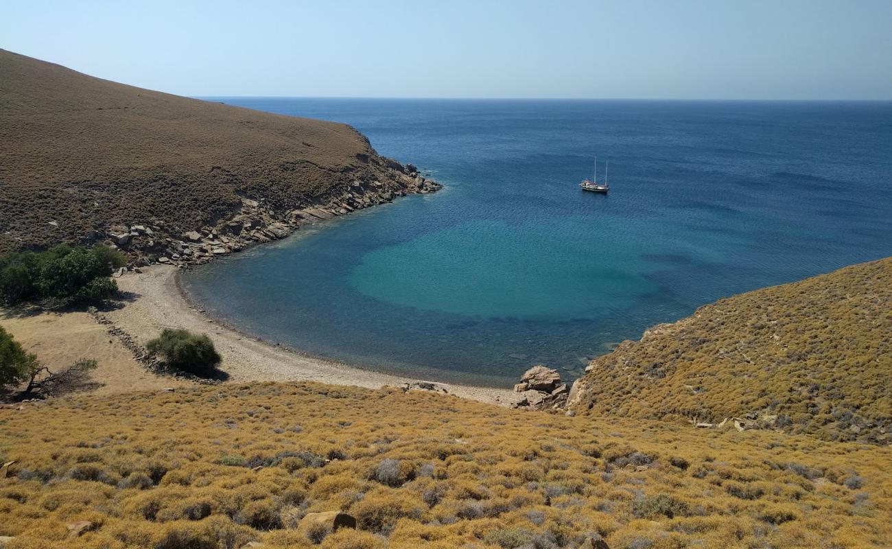 Foto af Myrina beach med brunt sand og sten overflade