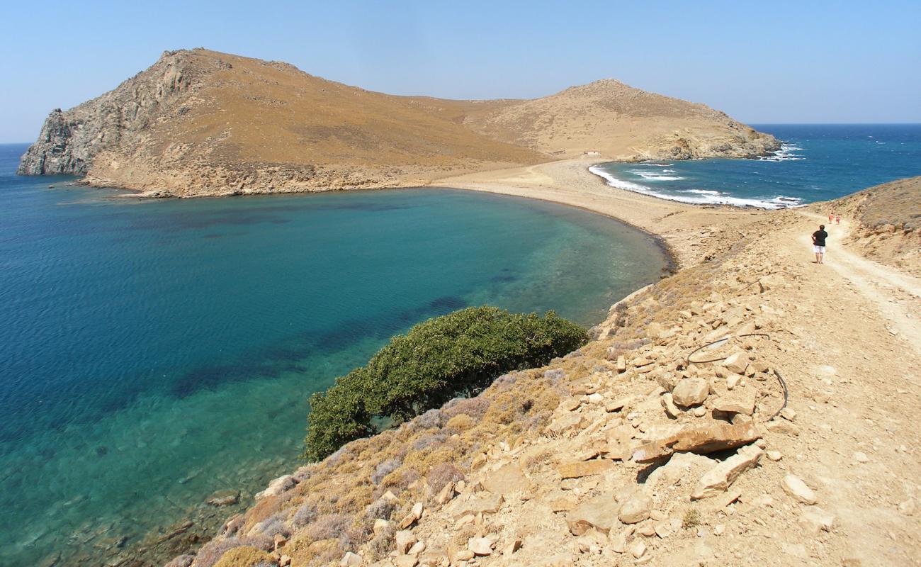 Foto af Mourtzeflos beach med brunt sand og sten overflade