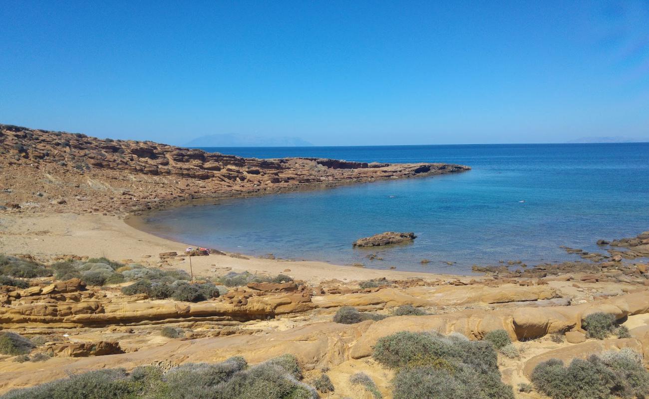 Foto af Faraklou beach med brunt sand og sten overflade