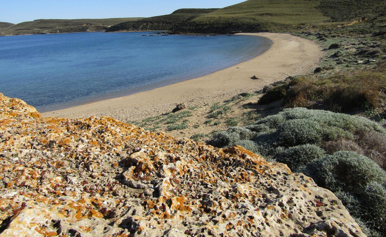 Foto af Akrotirio Ekato Kefales med fin brunt sand overflade