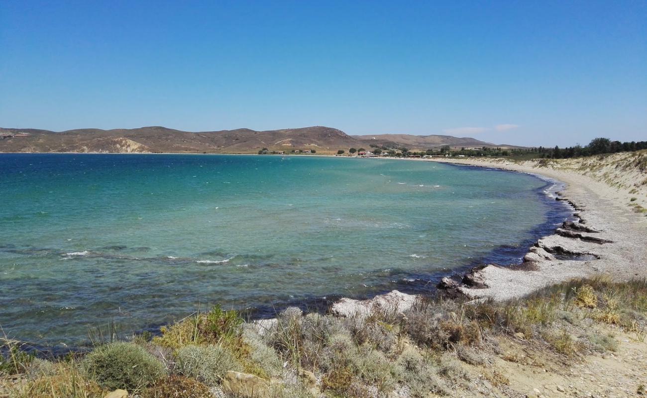 Foto af Paralia Saravari med fin brunt sand overflade