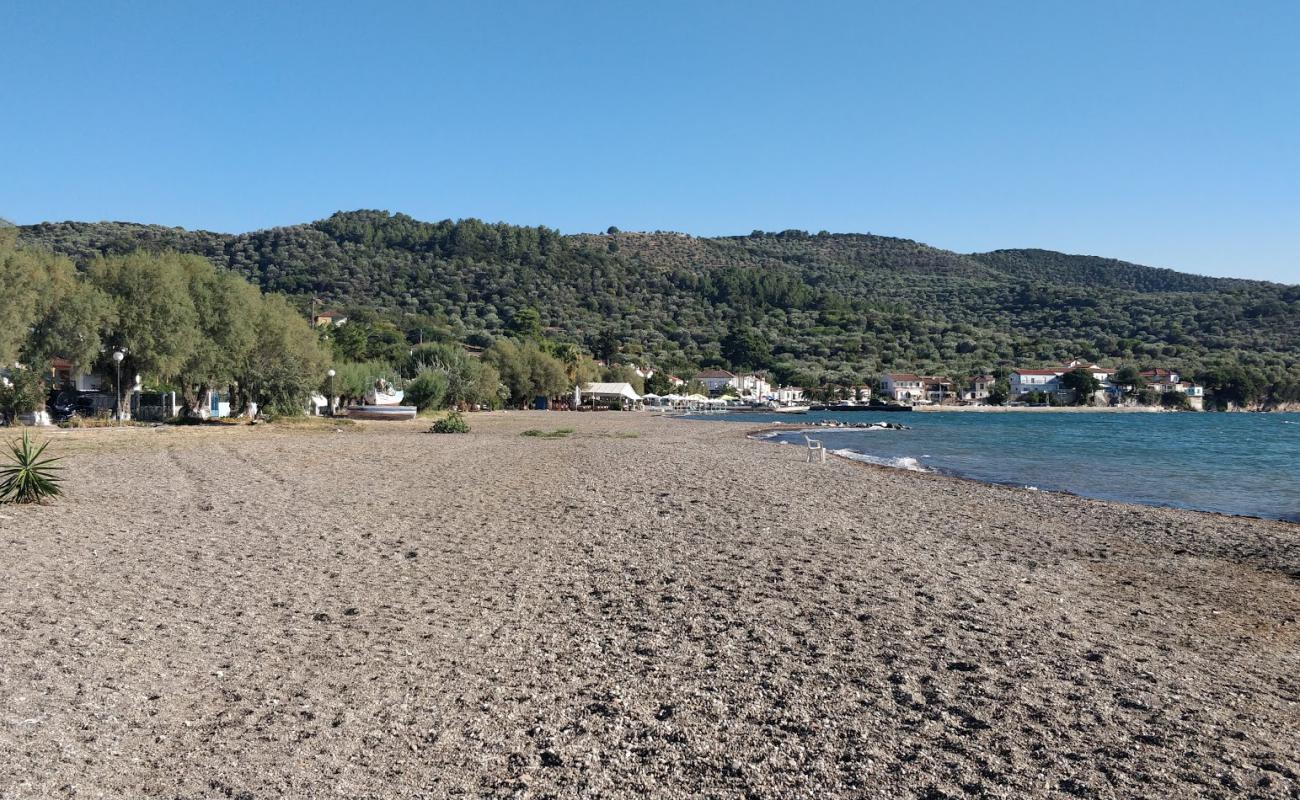 Foto af Paralia Skala Polichnitou med let sand og småsten overflade