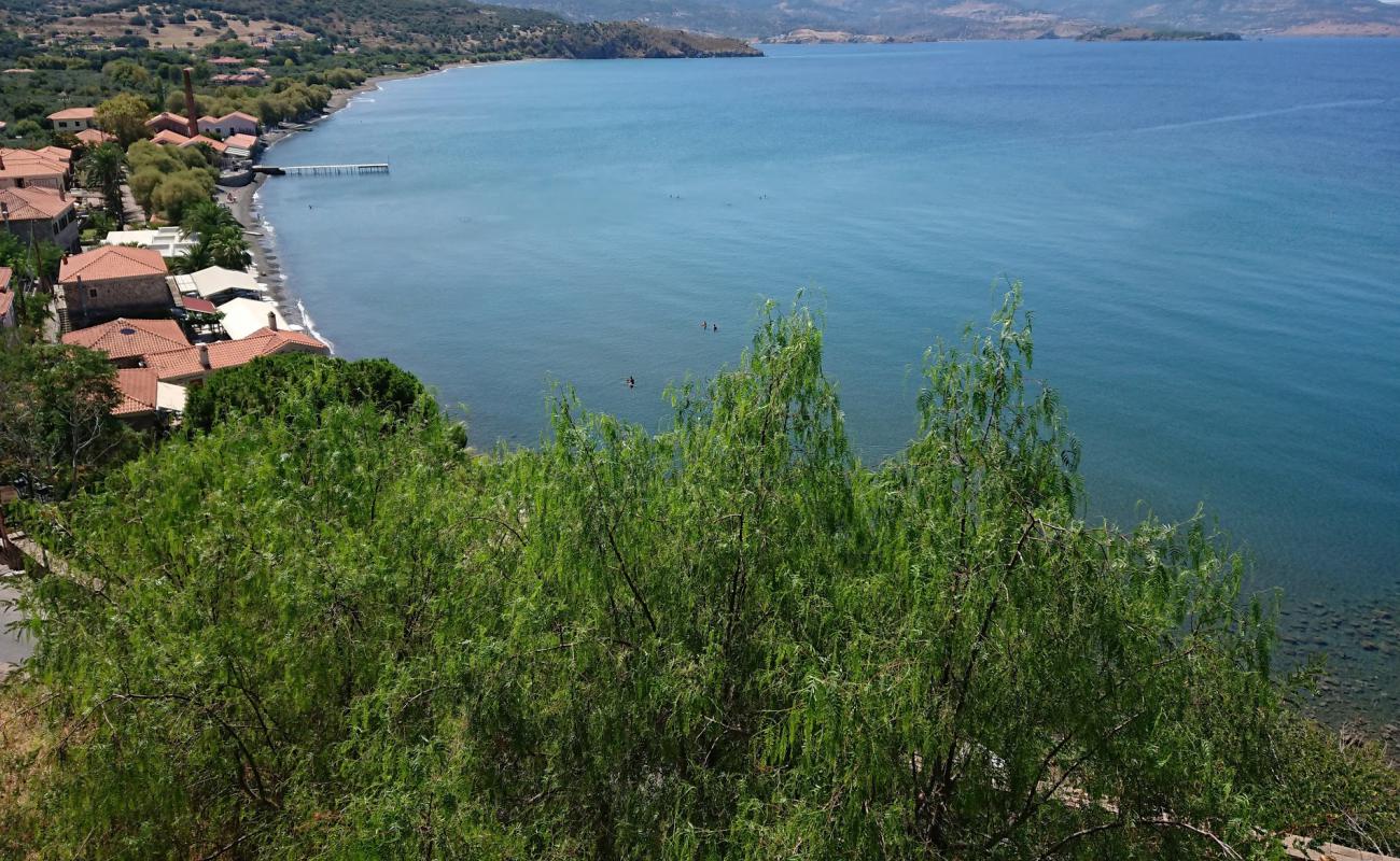 Foto af Delfinia Strand med let sand og småsten overflade