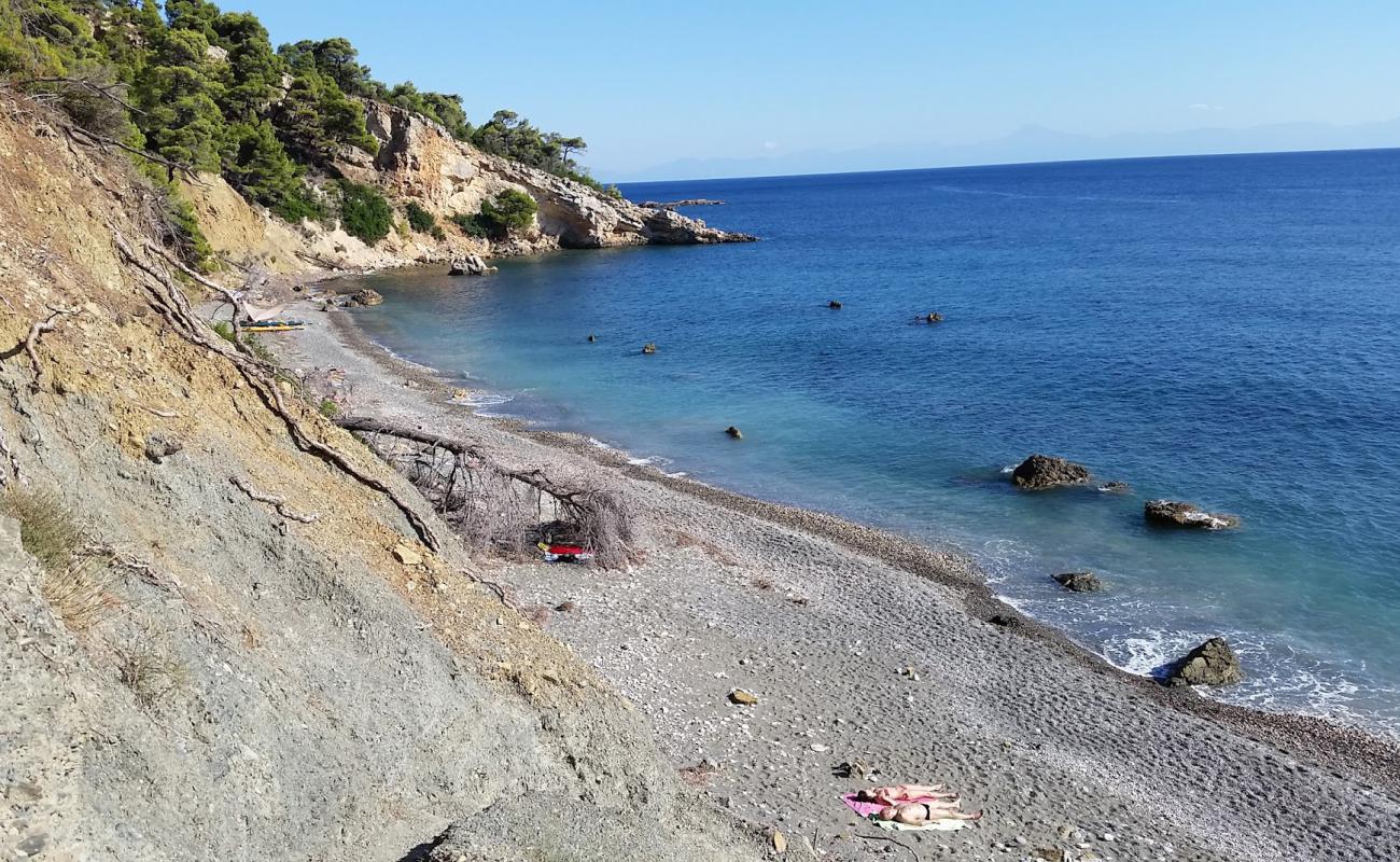 Foto af Paralia Vithisma med gråt sand og småsten overflade