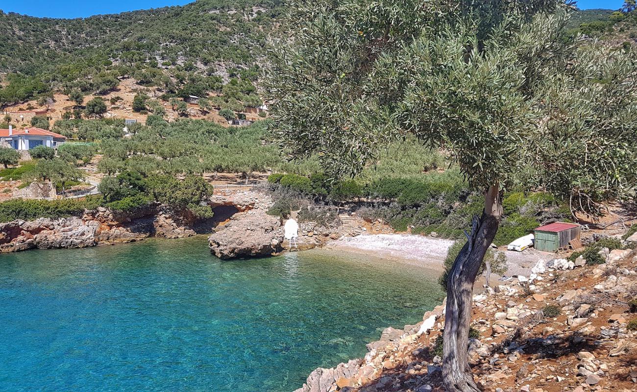 Foto af Agalou Laka beach med let sten overflade