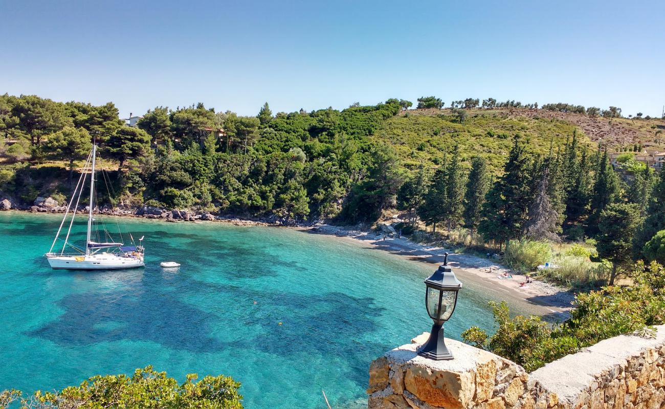 Foto af Agios Petros beach med let sand og småsten overflade