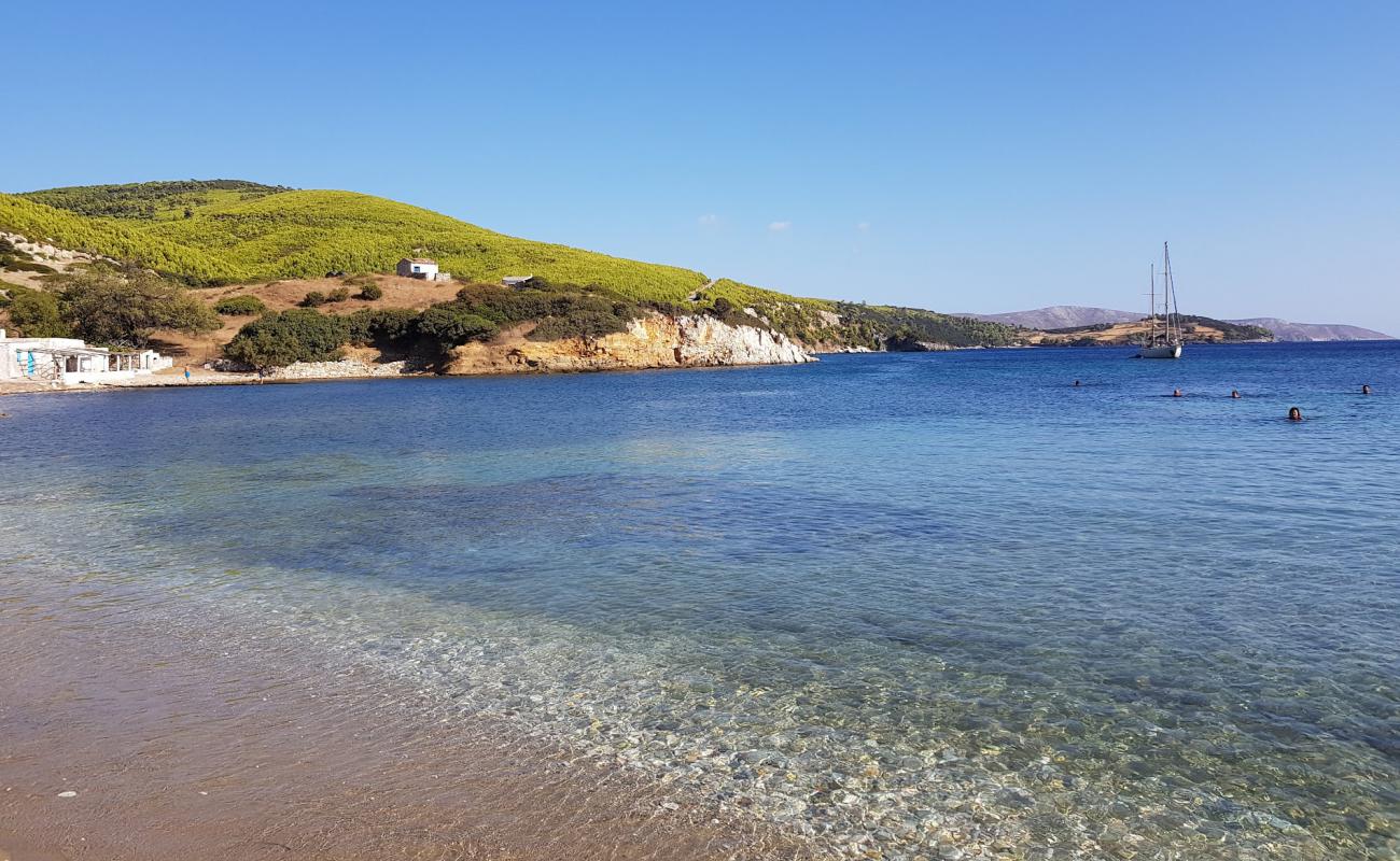 Foto af Agios Fokas beach med lyst sand & sten overflade