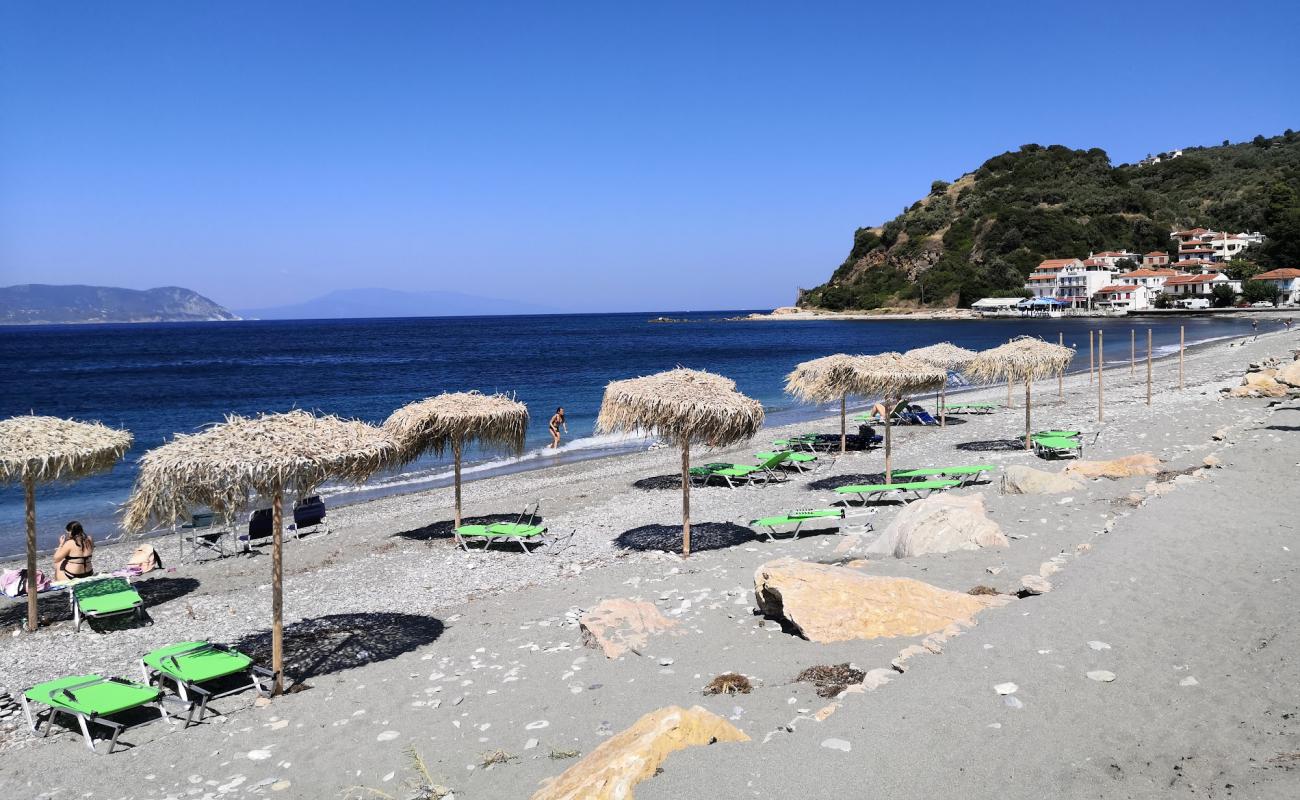 Foto af Loutraki beach med gråt sand og småsten overflade