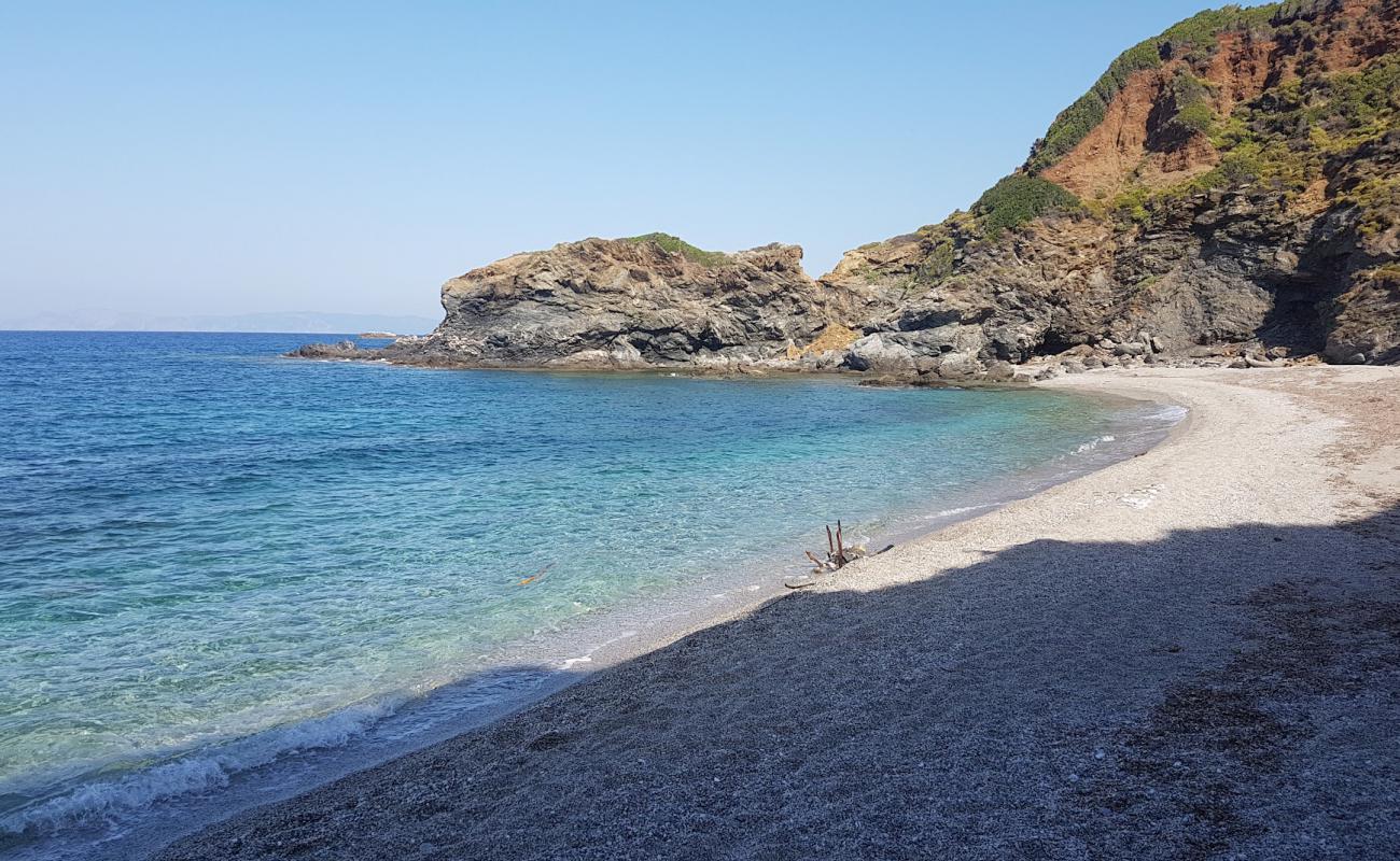 Foto af Paralia Pethameni med let sand og småsten overflade