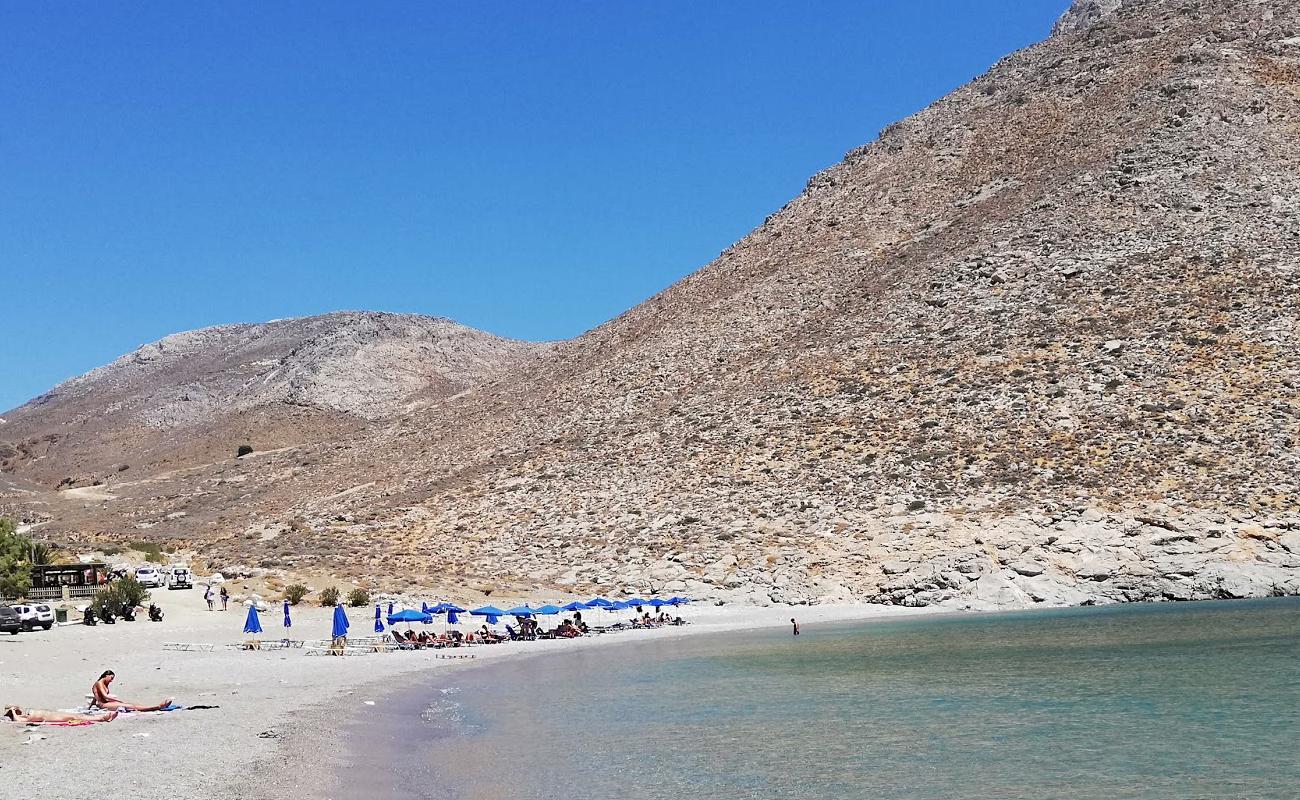 Foto af Kaminakia Strand med let sand og småsten overflade