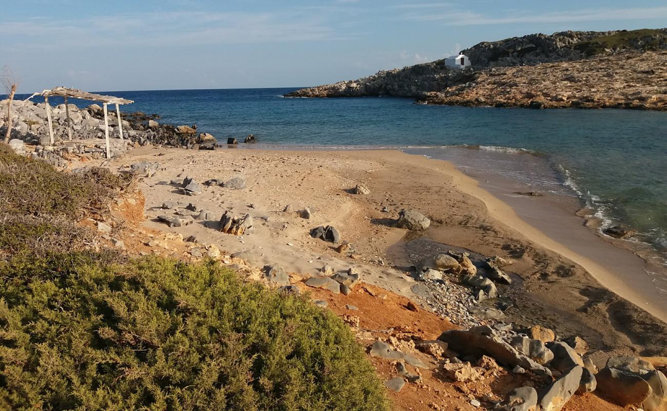 Foto af Agios Fokas III med brunt sand og sten overflade