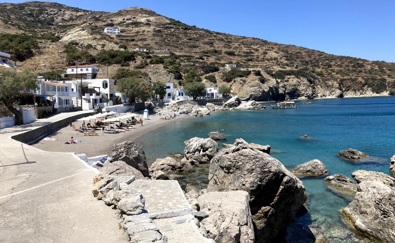 Foto af Agios Nikolaos beach med sort sand og småsten overflade