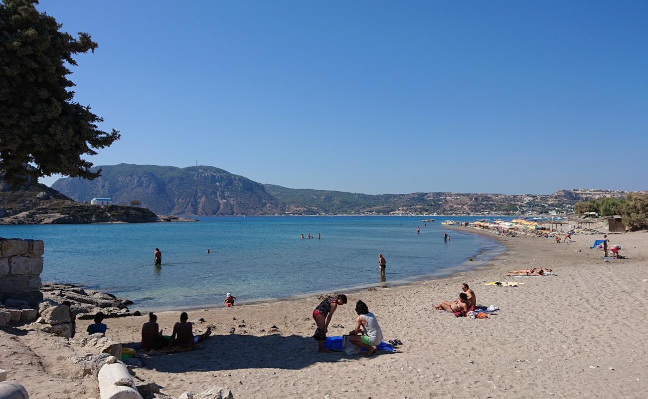 Foto af Agios Stefanos med let sand og småsten overflade