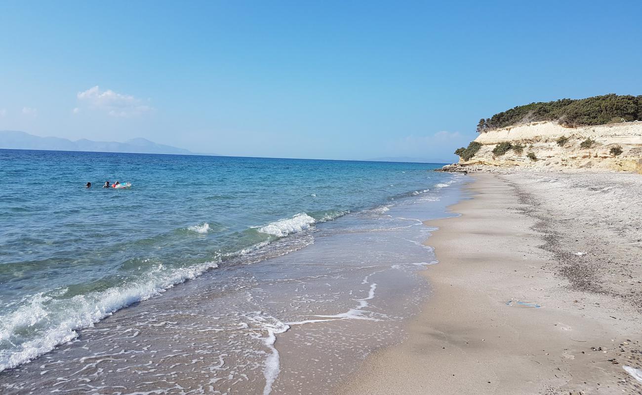 Foto af Lakos beach med grå sand overflade