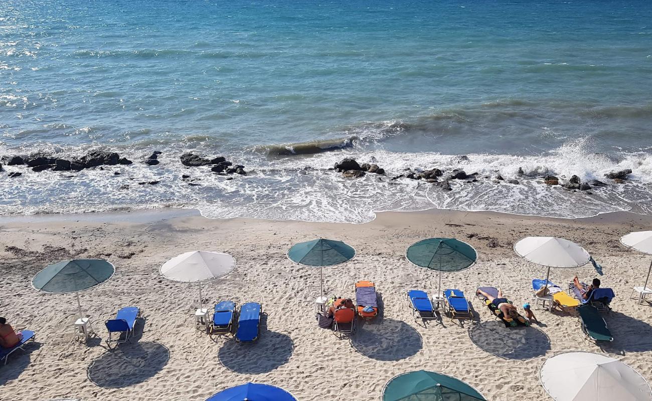 Foto af Kouros Palace beach med grå sand overflade