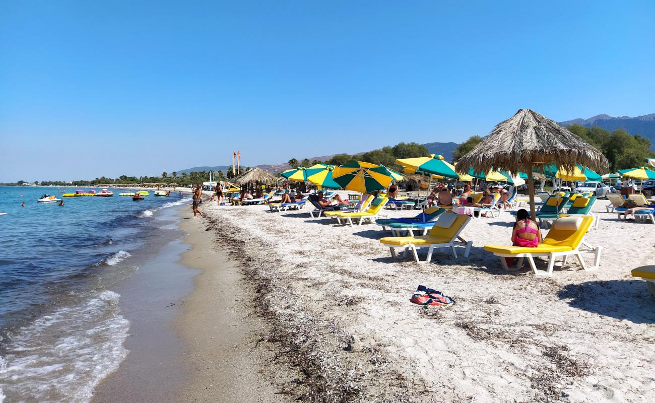 Foto af Paralia Tigkaki med lys sand overflade