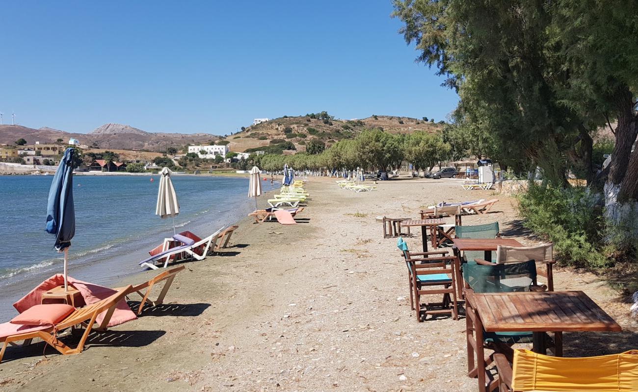 Foto af Gourna beach med grå sand overflade