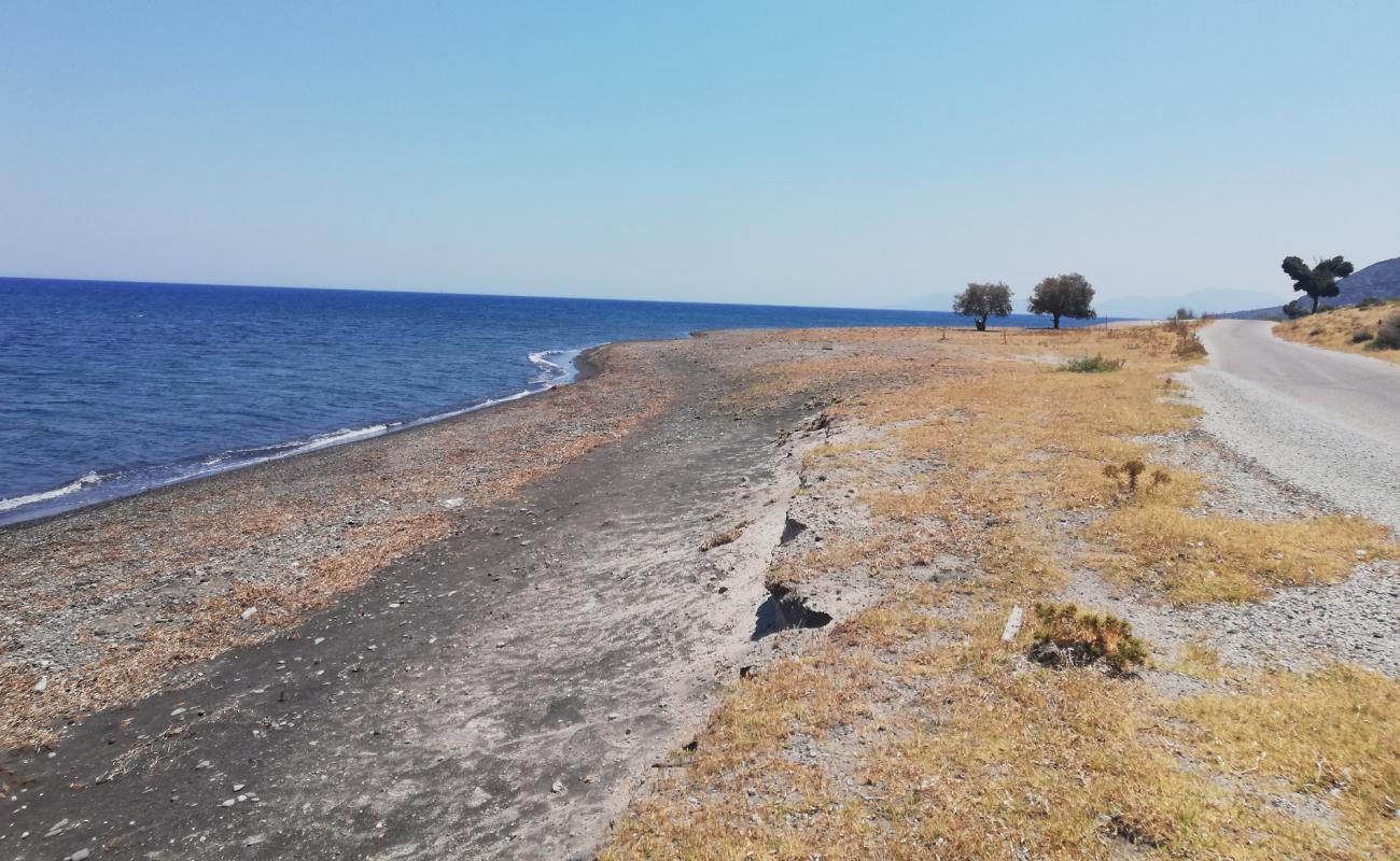 Foto af Katsouny beach med gråt sand og småsten overflade