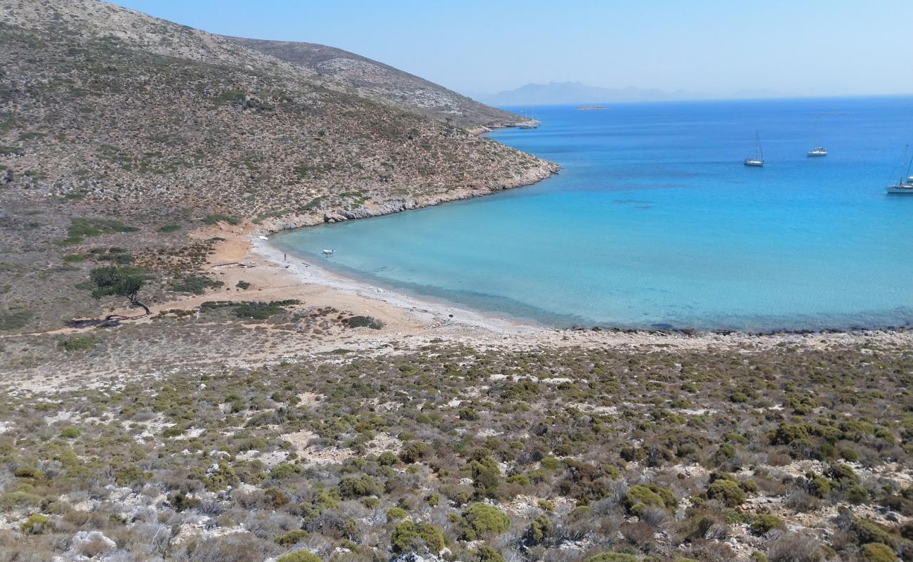 Foto af Vathy med gråt sand og småsten overflade