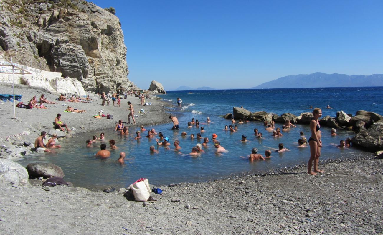 Foto af Therma beach med gråt sand og småsten overflade