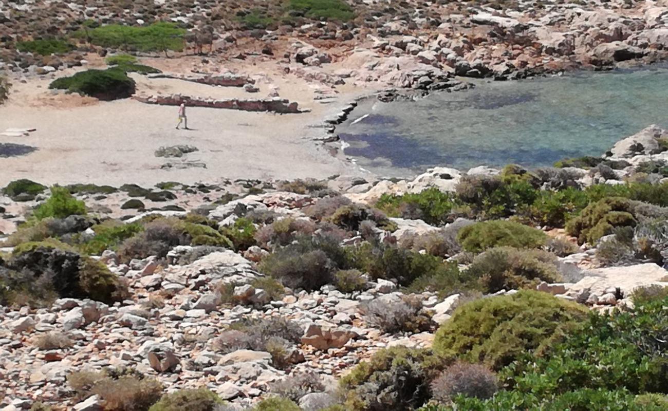 Foto af Paralia pnigmenos med sort sand og småsten overflade