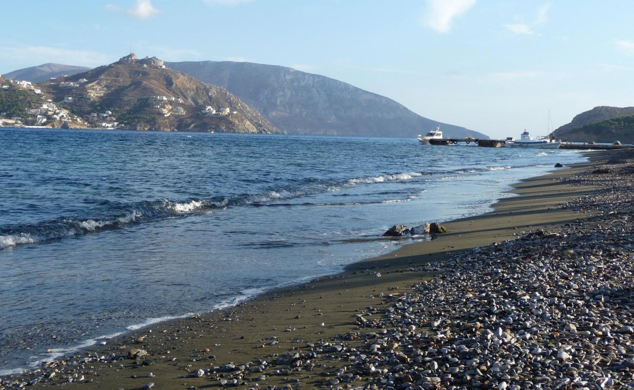 Foto af Paralia Telendou II med brunt sand og sten overflade