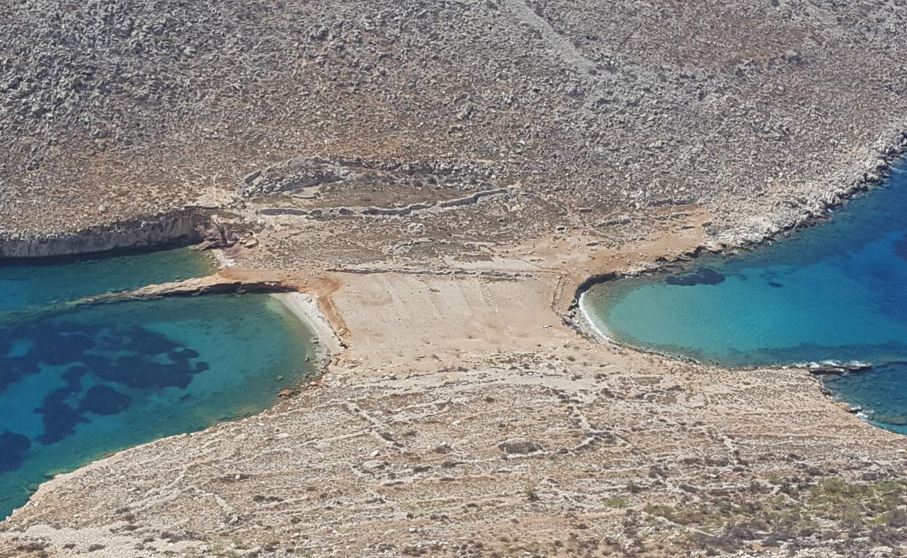 Foto af Trachia beach med let sand og småsten overflade