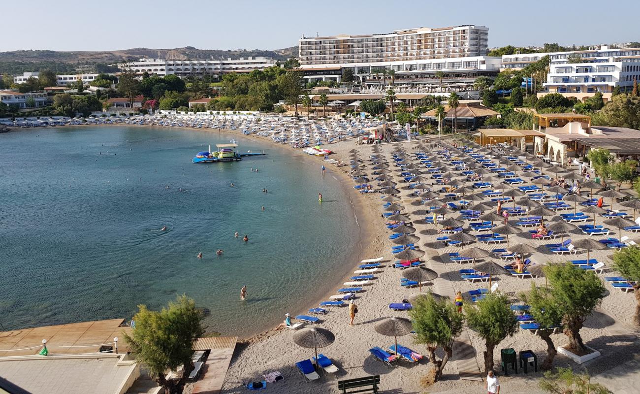 Foto af III Strand med let sand og småsten overflade