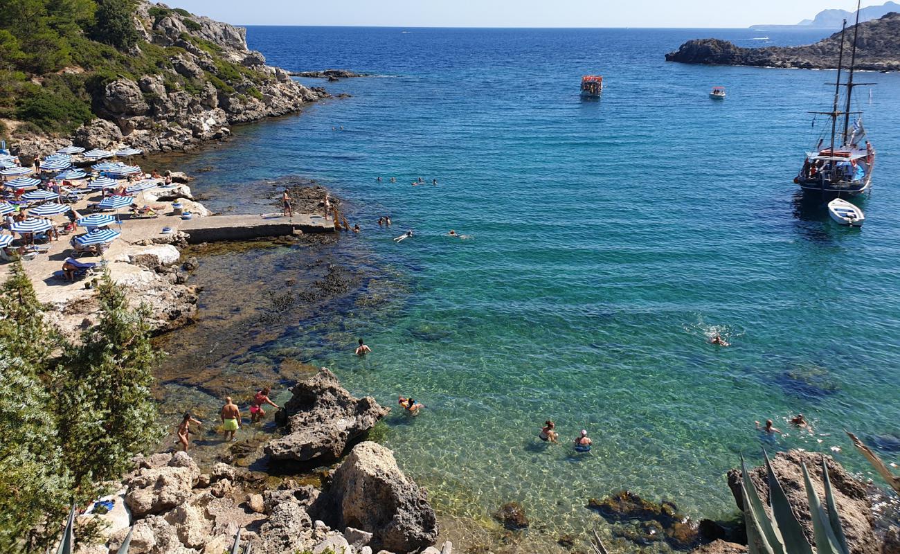 Foto af Ladiko Beach med sten overflade