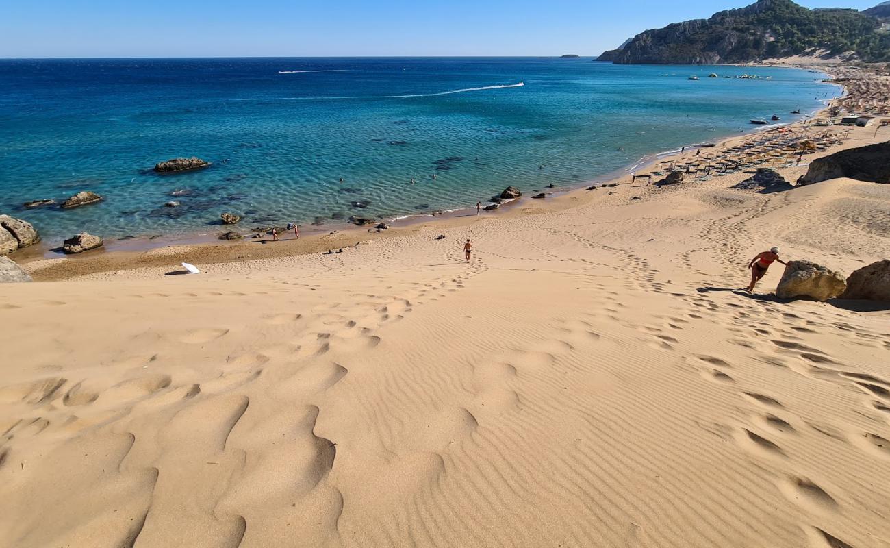 Foto af Tsambika Strand med lys fint sand overflade