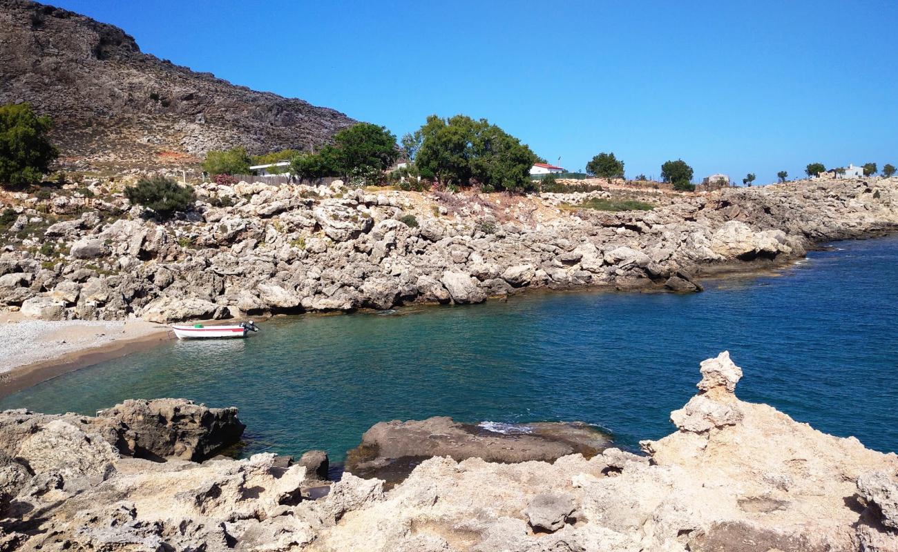 Foto af Agia Triada Strand med let sten overflade