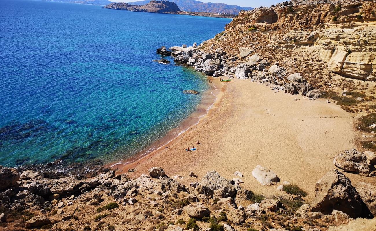 Foto af Red Sand Beach med brunt sand overflade