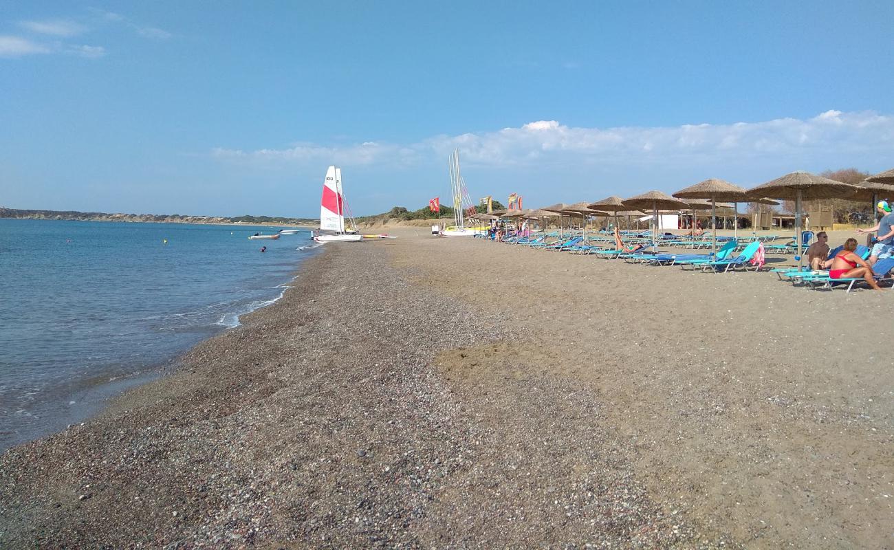 Foto af Paralia Plimmiriou med sort sand og småsten overflade