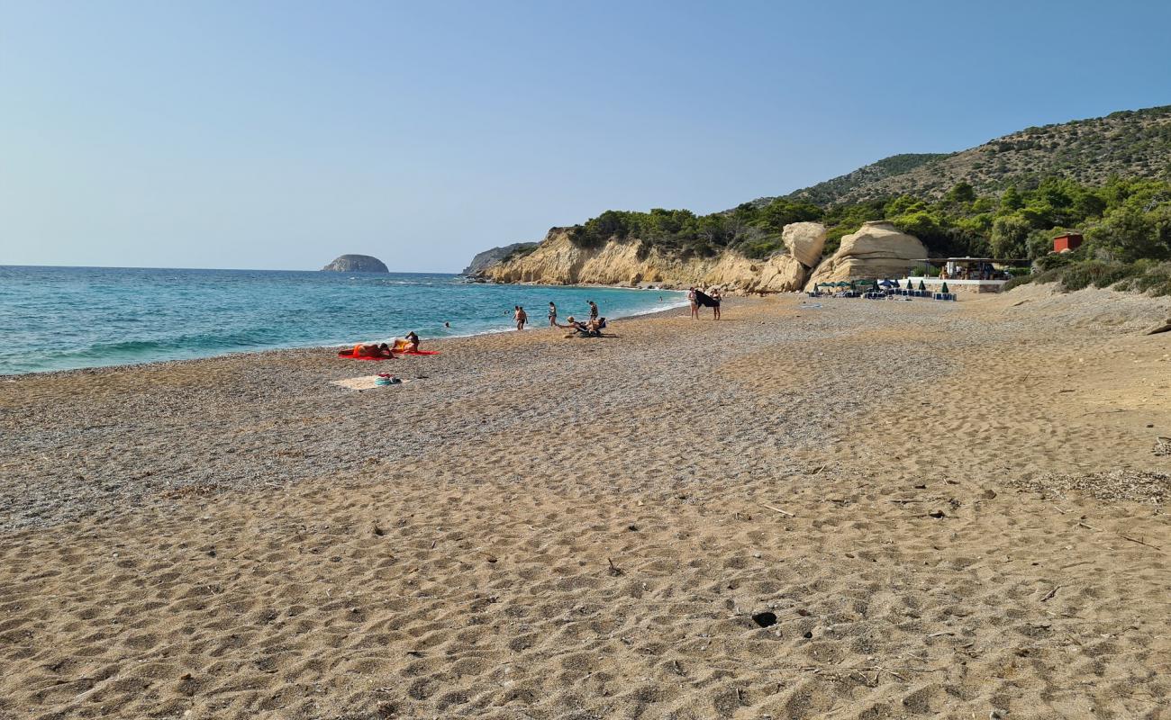 Foto af Fourni Beach med sort sand og småsten overflade