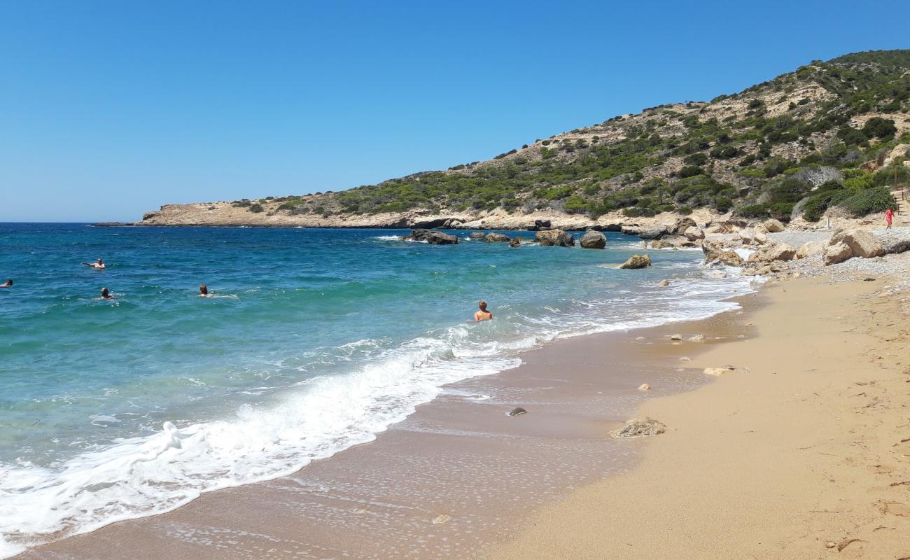 Foto af Alyki Beach med sort sand og småsten overflade