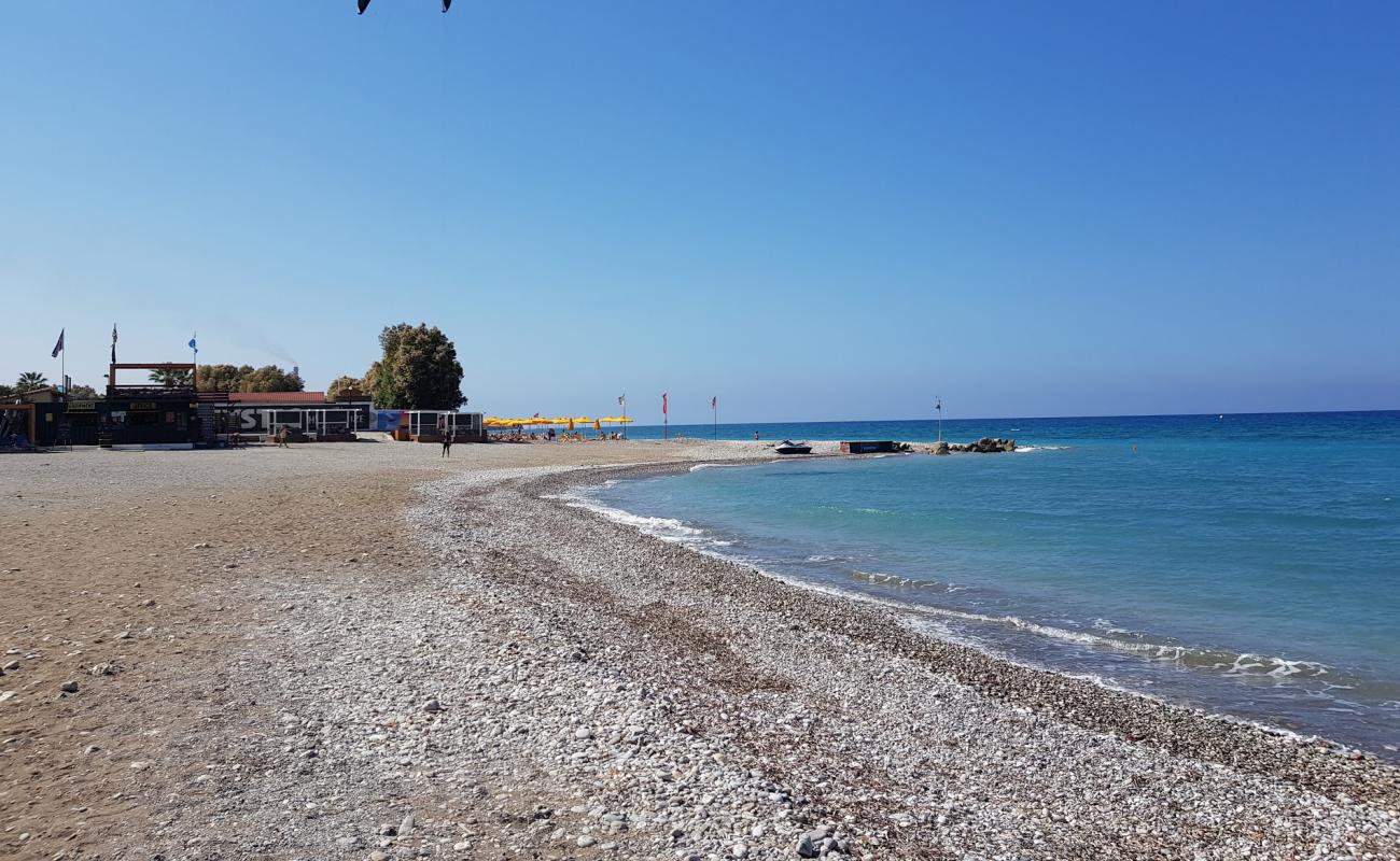 Foto af Paralia Tholos II med let sand og småsten overflade