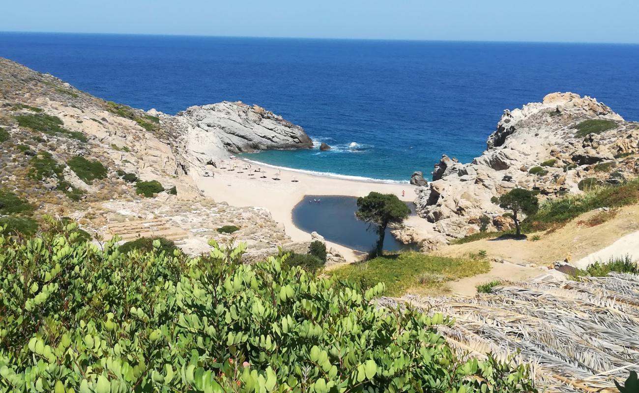 Foto af Nas beach med let sand og småsten overflade