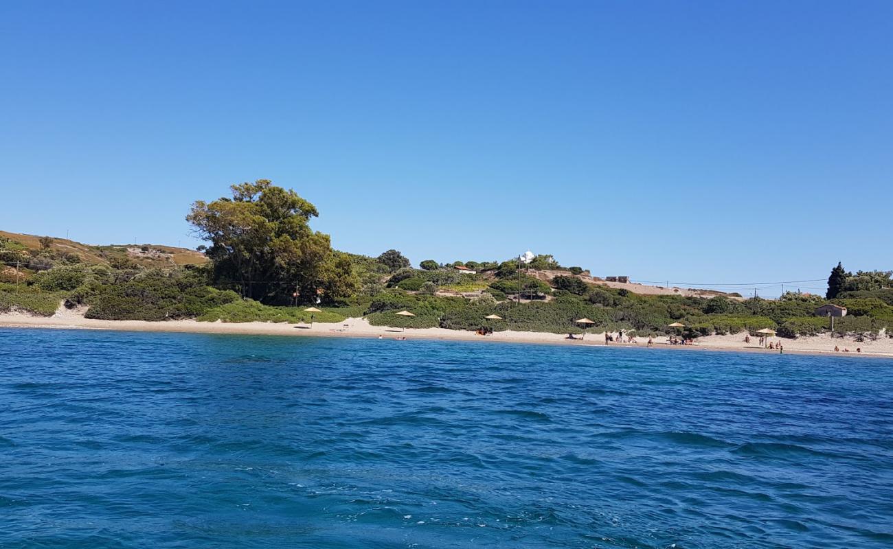 Foto af Apiganos beach med brunt sand overflade