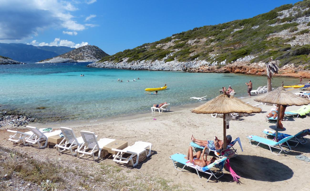 Foto af Livadaki beach med brunt sand overflade