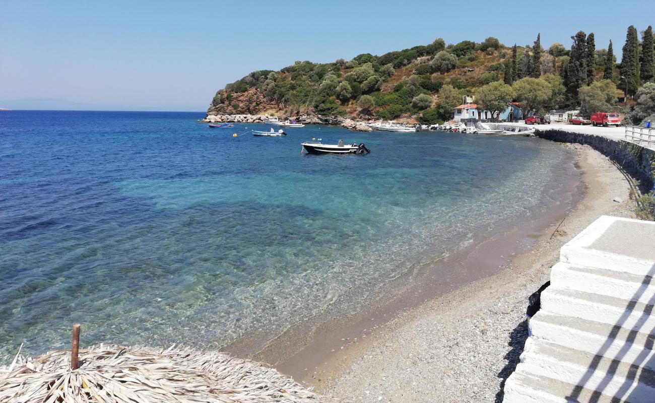 Foto af Agios Paraskevi med sort sand og småsten overflade