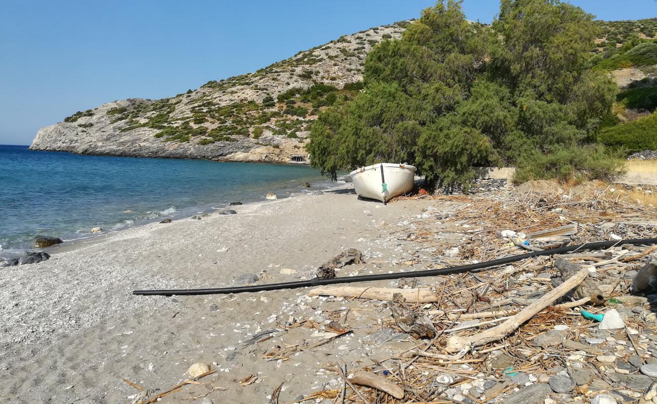 Foto af Kato Kiriako med let sand og småsten overflade