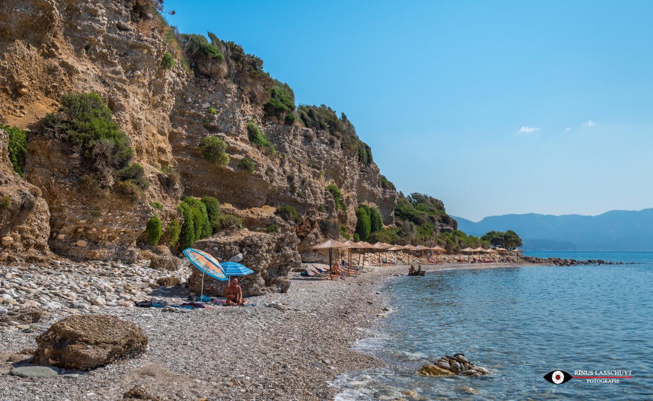 Foto af Fournaki beach med brun sten overflade